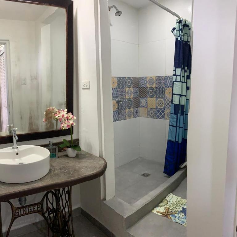 Sarah's Place San Andres - Family Room with Balcony - 11