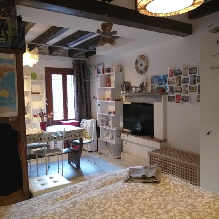 gondola show - One-Bedroom Apartment - 2