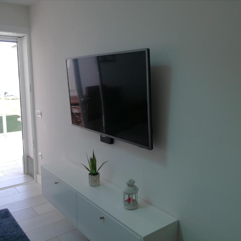 Cozy Luxury - Three-Bedroom House - 35