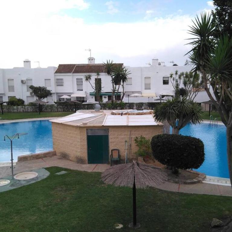 Alojamiento con piscina para grandes grupos en Real de La Barrosa - Six-Bedroom House - 1