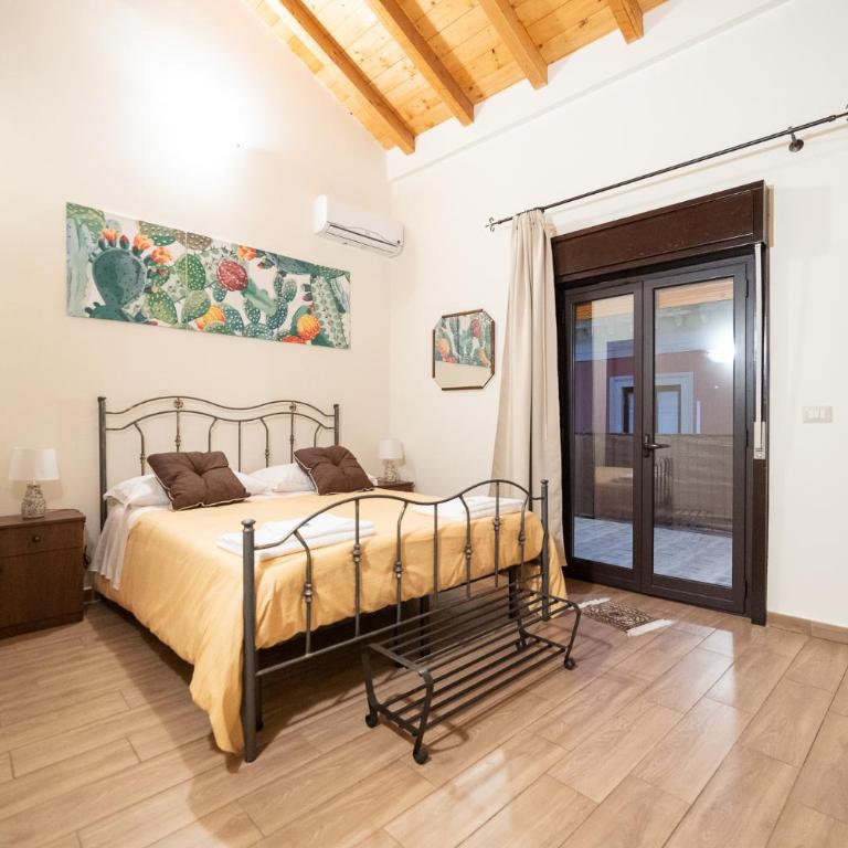 Le Vie del Centro B&B - King Room with Balcony - 1