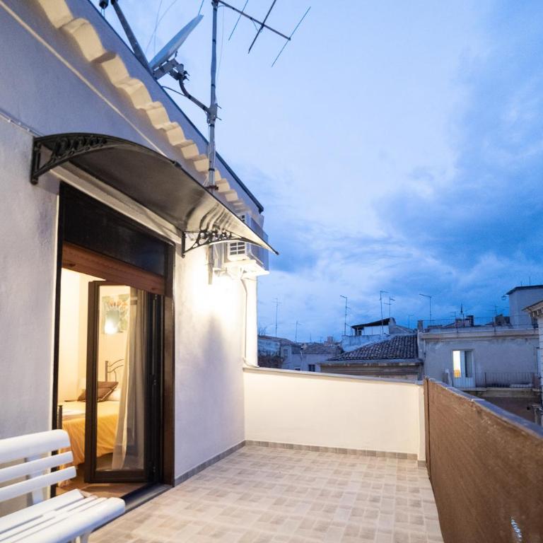 Le Vie del Centro B&B - King Room with Balcony - 17