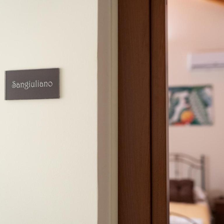 Le Vie del Centro B&B - King Room with Balcony - 12