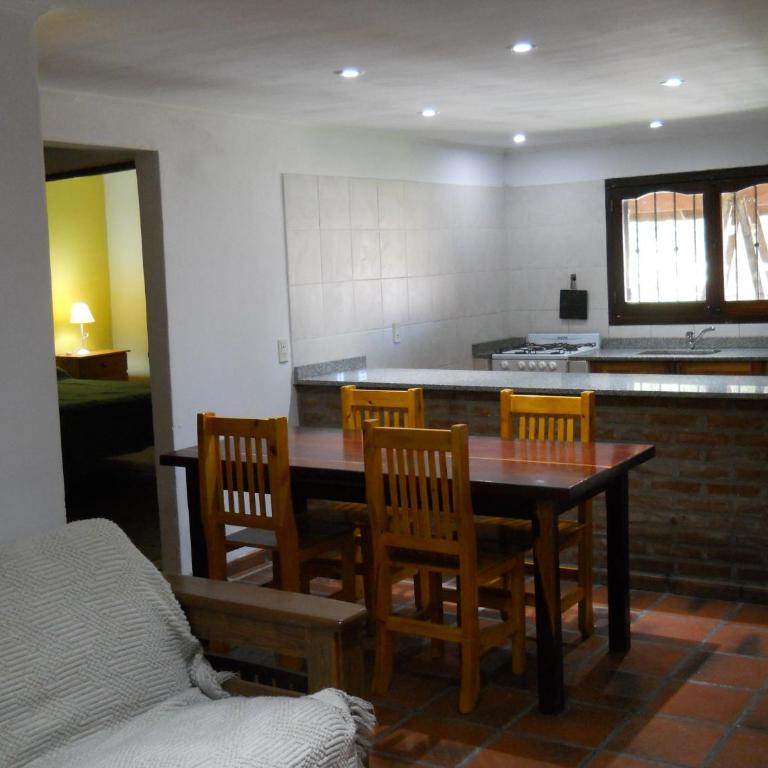 Estilo Campo Casa de 3 ambientes cochera interna - Two-Bedroom House - 7