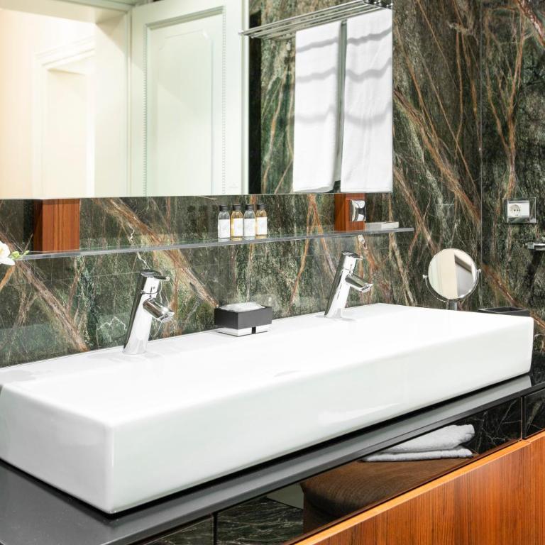 Eclat Luxury Hotel - Deluxe King Room - 4