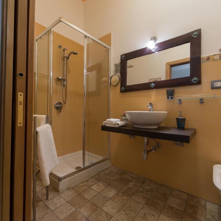 Catania Inn Rooms - King Room with Balcony - 1