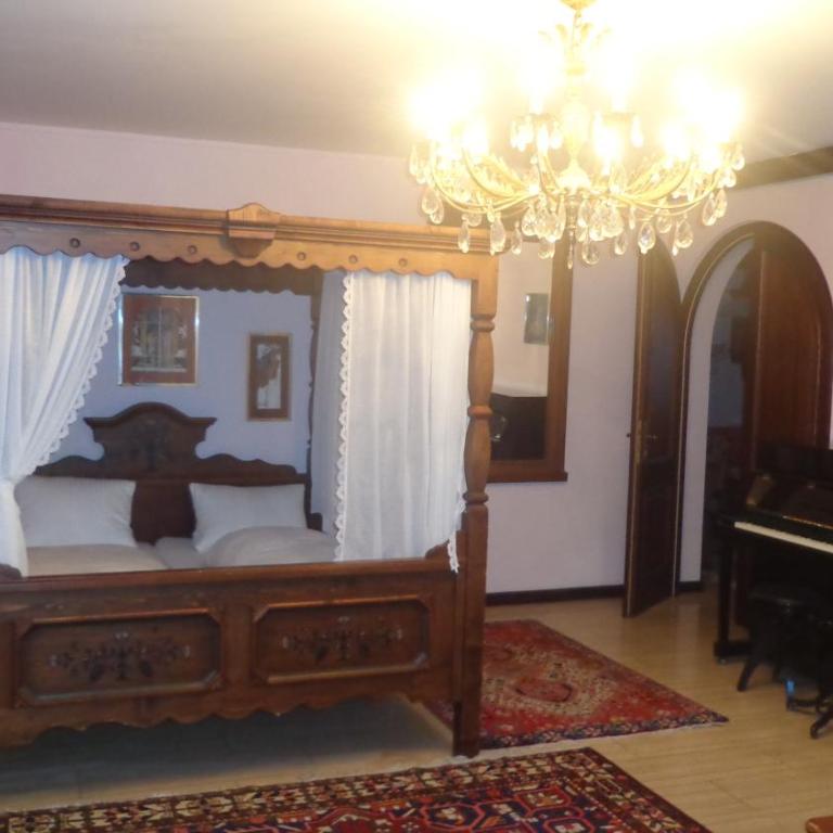 Hotel Restaurant - Häuserl im Wald Graz - Vierbettzimmer - Nebengebäude - 1
