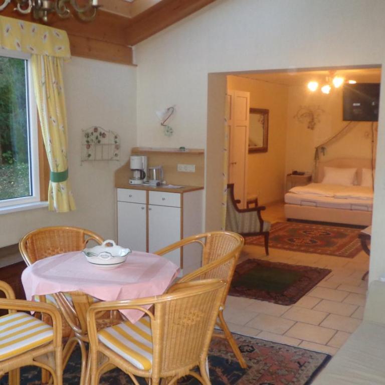 Hotel Restaurant - Häuserl im Wald Graz - Vierbettzimmer - Nebengebäude - 2