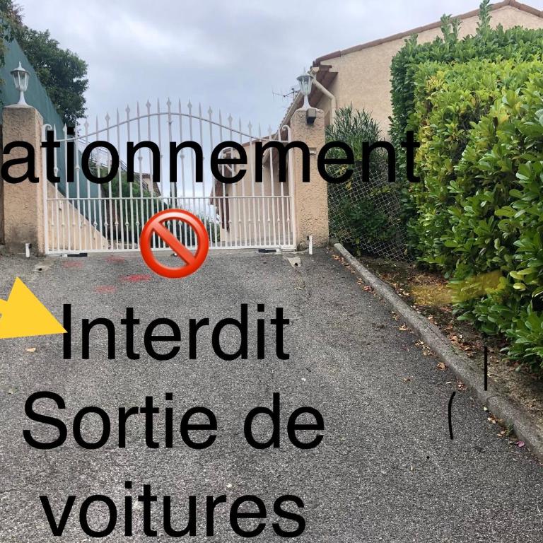 Les Grimaldines - Maison d'Hôtes - Appartement 2 Chambres - Vue sur Château - 25