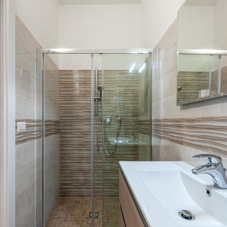 Tour de Rome - Two-Bedroom Apartment - 9