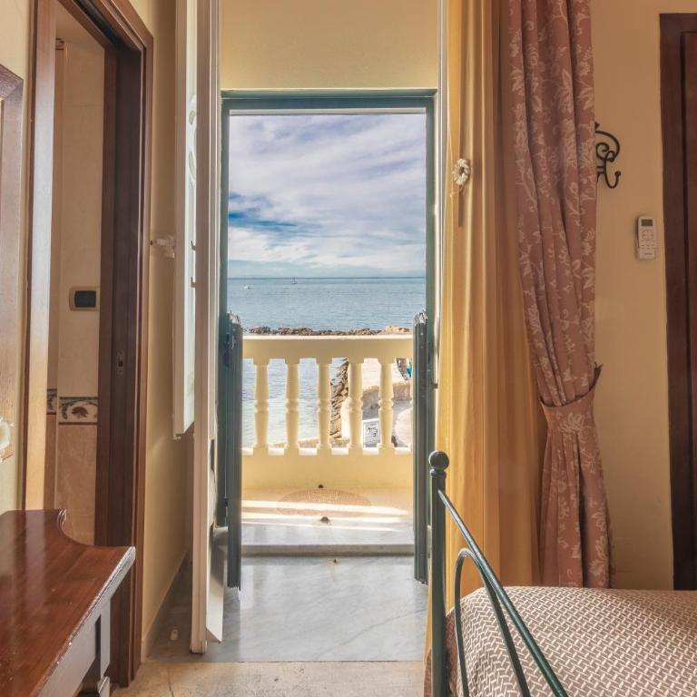 B&B La Riviera - Camera Tripla Superior con Vista Mare - 7
