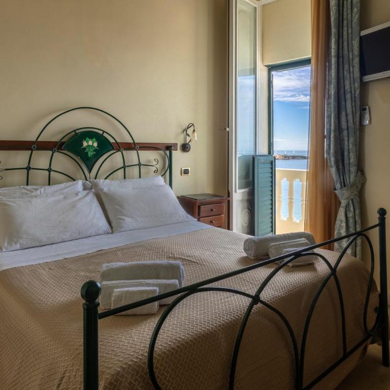 B&B La Riviera - Camera Matrimoniale Deluxe con Balcone e Vista Mare - 1
