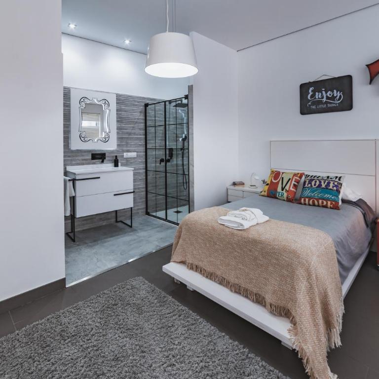 Beach & Urban Attic - Two-Bedroom Attic with Terrace - 26