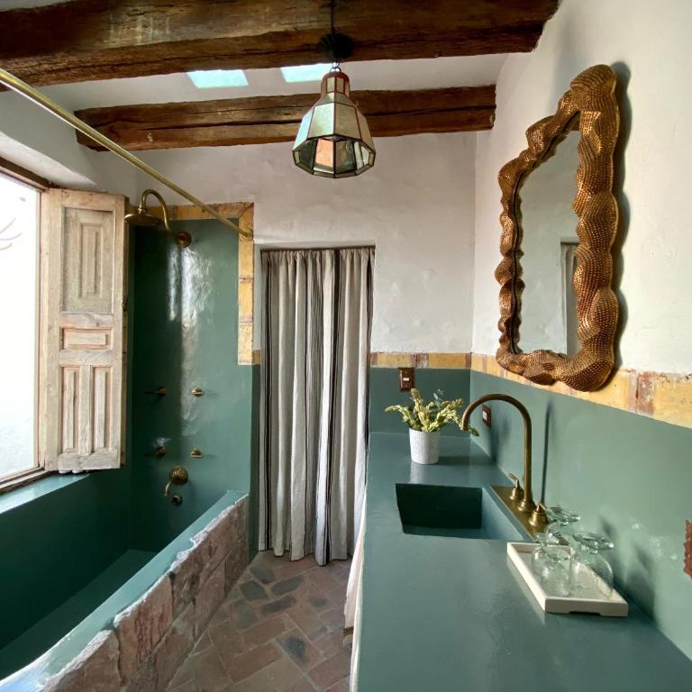 Mesón Hidalgo - King Room with Balcony - 5