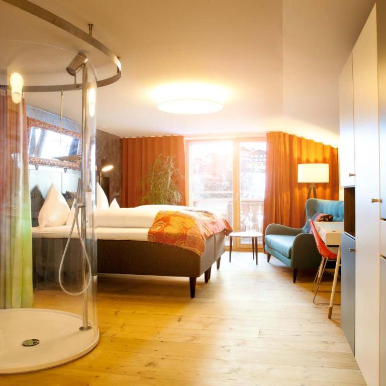 Raffl's Tyrol Hotel - Doppelzimmer mit Balkon - 4