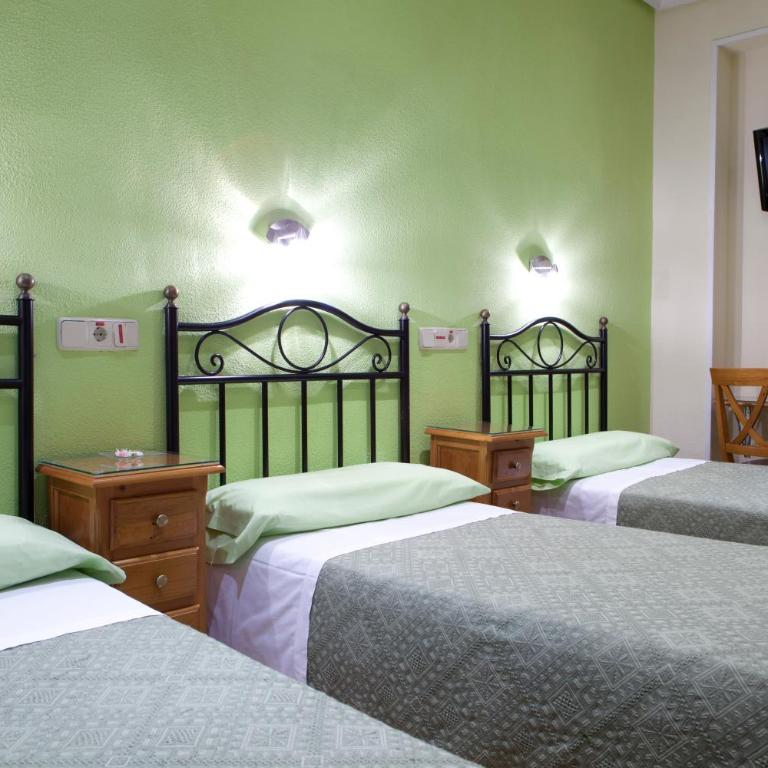 Hostal Los Alpes - Triple Room - 1