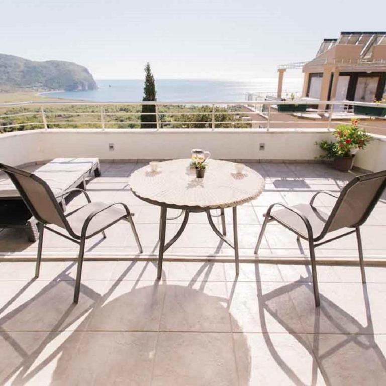 Mahakala Center - Studio Apartment with Sea View - 1