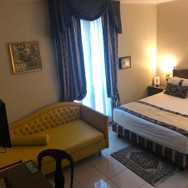 Hotel Villa Savoia - Classic Triple Room - 2