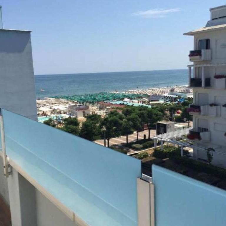 Hotel Mon Cheri - Classic Double or Twin Room with Lateral Sea View - 1