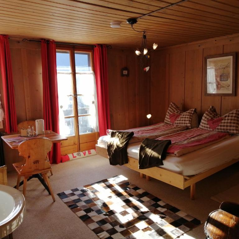 Chalet Rosaly - Doppel-/Zweibettzimmer mit Balkon und Gemeinschaftsbad - 1