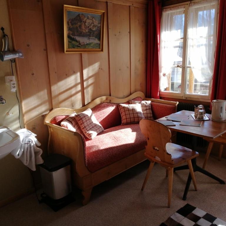 Chalet Rosaly - Doppel-/Zweibettzimmer mit Balkon und Gemeinschaftsbad - 2