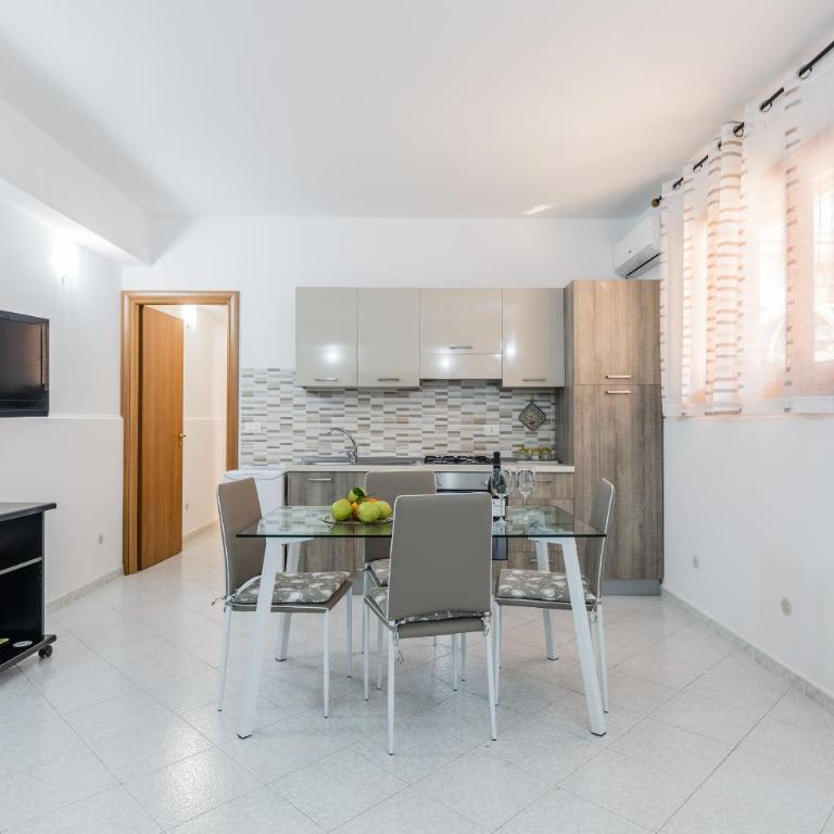 Anna's house near the sandy beach and with wifi - Appartamento Familiare con 2 Camere da Letto - 2
