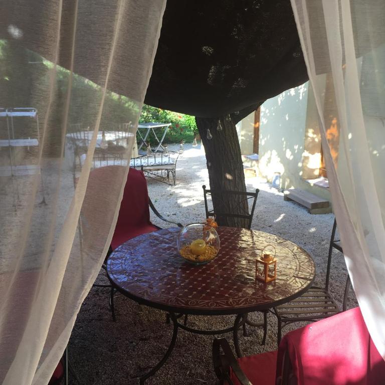 Aux Amandiers - Chambre Lit King-Size - Vue sur Jardin - 7