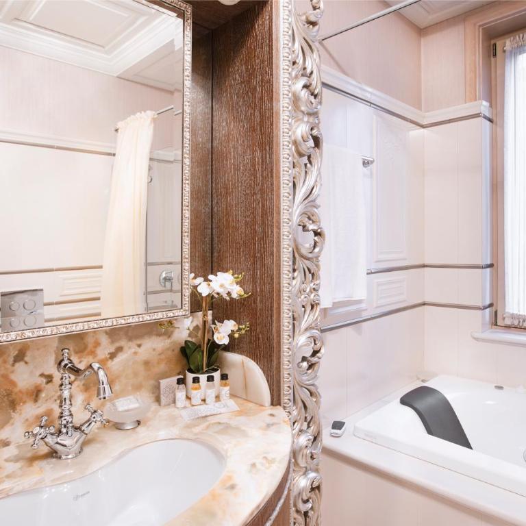 Eclat Luxury Hotel - Deluxe Double Room with Balcony - 5