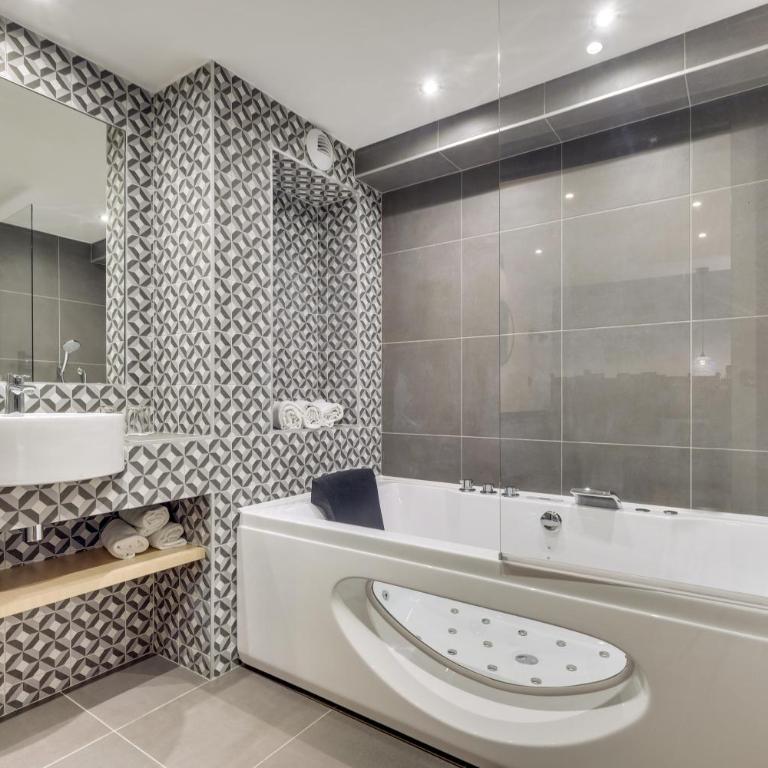 Hôtel Lucien & Marinette - Superior Triple Room with Hot Tub - 4