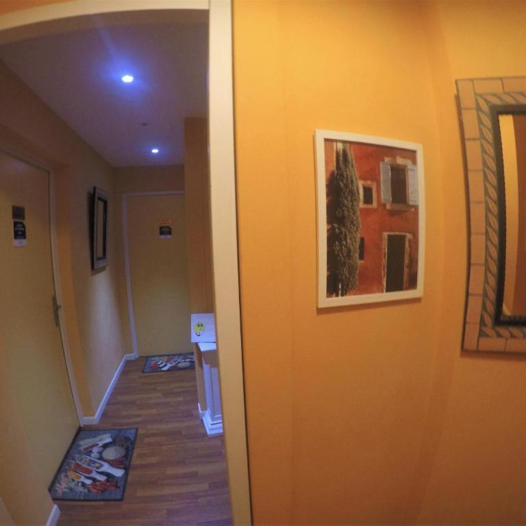 Bernadette' Cosy Flat - 3 minutes walk main door to sanctuary entrance- Old Town - Bernadette de Soubirous's neighborhood - Chapel for Prayer on site - Studio avec Balcon (Padre Pio) - 4