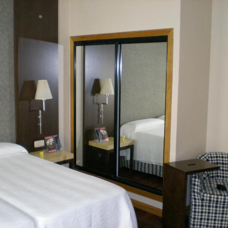 Hotel Inglaterra - Triple Room - 8