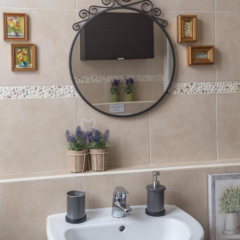 La Colombina - Double Room with Private Bathroom - 9