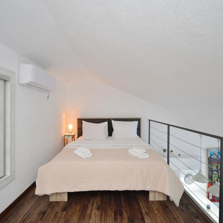 Seafront Apartments House 44 Private Balcony Old Town View - Studio Apartment with Sea View - 18