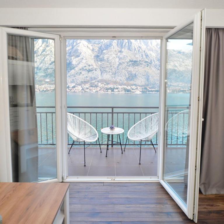Seafront Apartments House 44 Private Balcony Old Town View - Studio Apartment with Sea View - 5