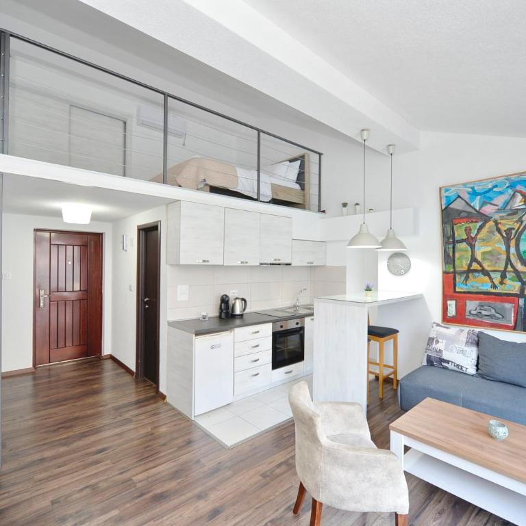 Seafront Apartments House 44 Private Balcony Old Town View - Studio Apartment with Sea View - 7
