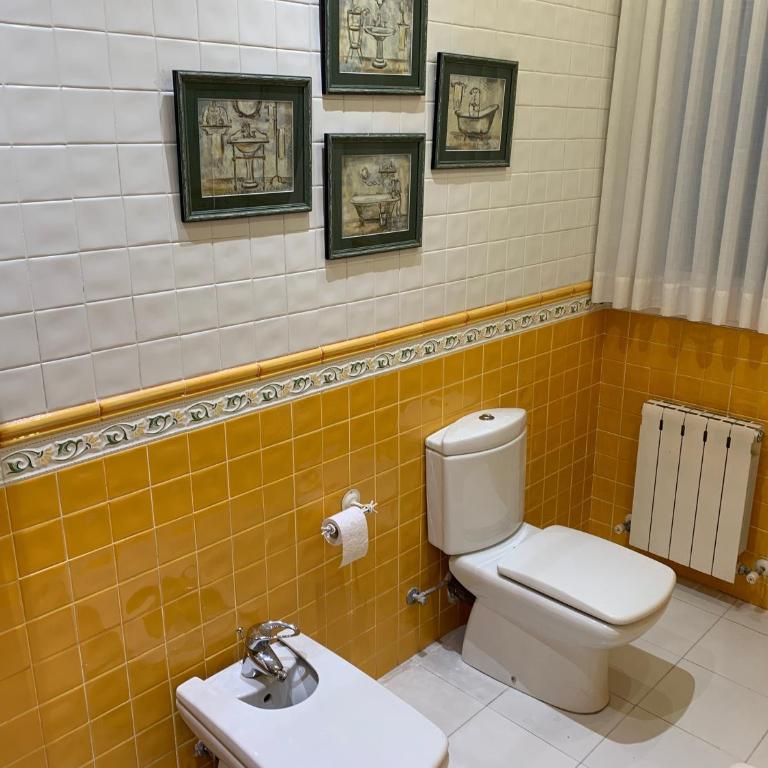 En pleno centro de Bilbao y muy cerca del GUGGENHEIM - Twin Room with Shared Bathroom - 7