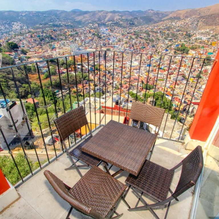 La Vista - Suite with City View - 12