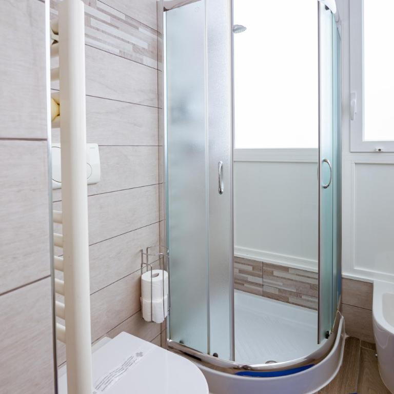 "6 in centro" guest house - Camera Familiare Con Bagno Privato e Cucina - 6