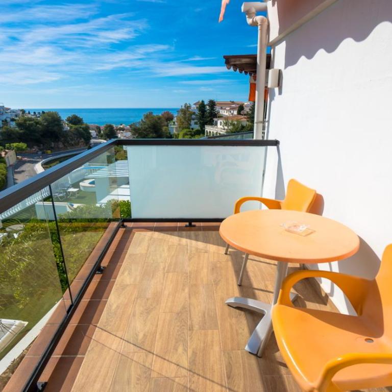 Hostal Casa Mercedes - Habitación Doble con terraza y vistas al mar - 1 o 2 camas - 3
