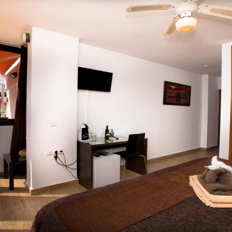 Hostal Casa Mercedes - Habitación Doble con terraza y vistas al mar - 1 o 2 camas - 5