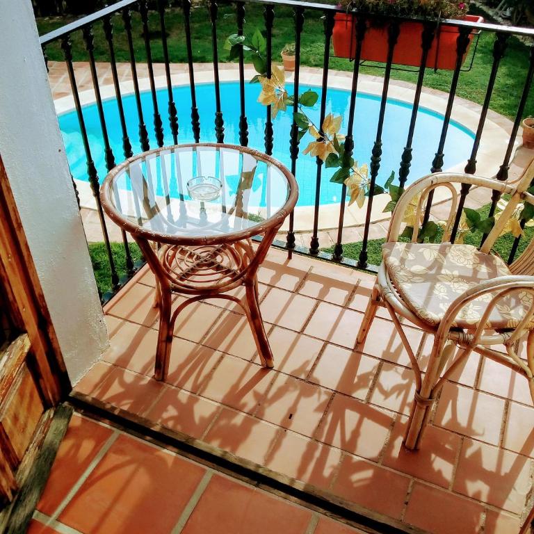 Villa CaraVane - Habitación Doble Deluxe con balcón y vistas a la piscina - 6