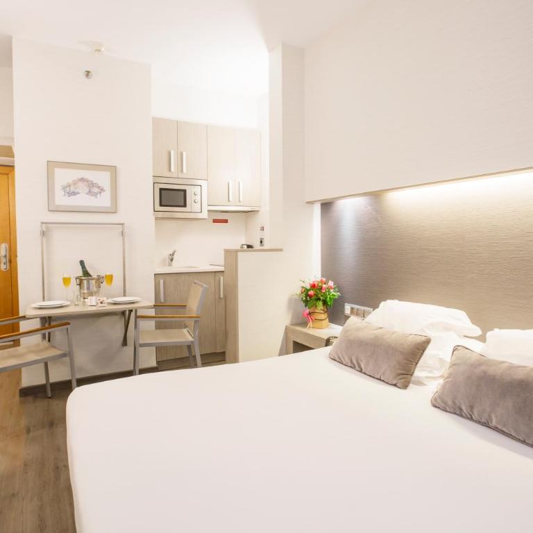 Aparthotel Silver - Double or Twin Room with City View - 20