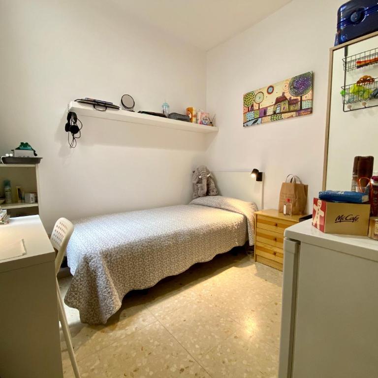 Barcelona Housing recommend for Students - Large Single Room - 3