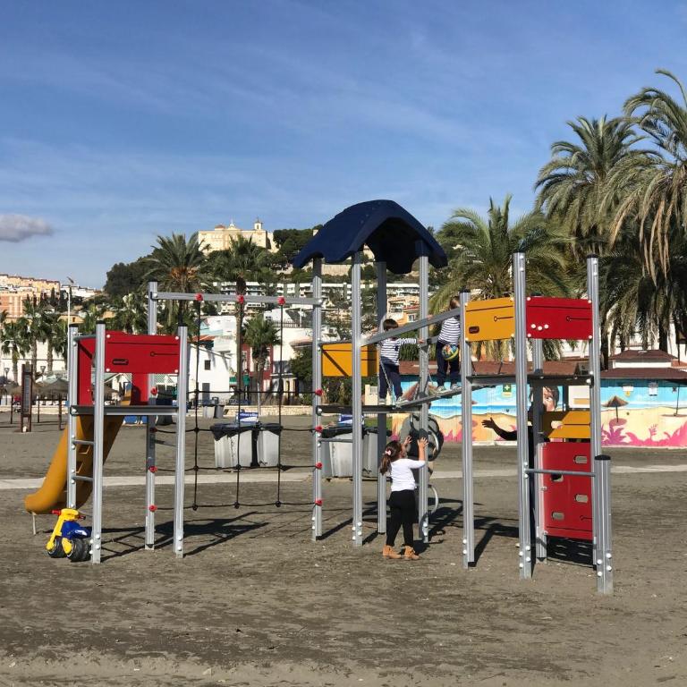 Malaga Beach House, 2 city bikes, 2 children's bikes, WiFi, BIG terrace, BBQ, Family, Childfriendly - Two-Bedroom House - 54
