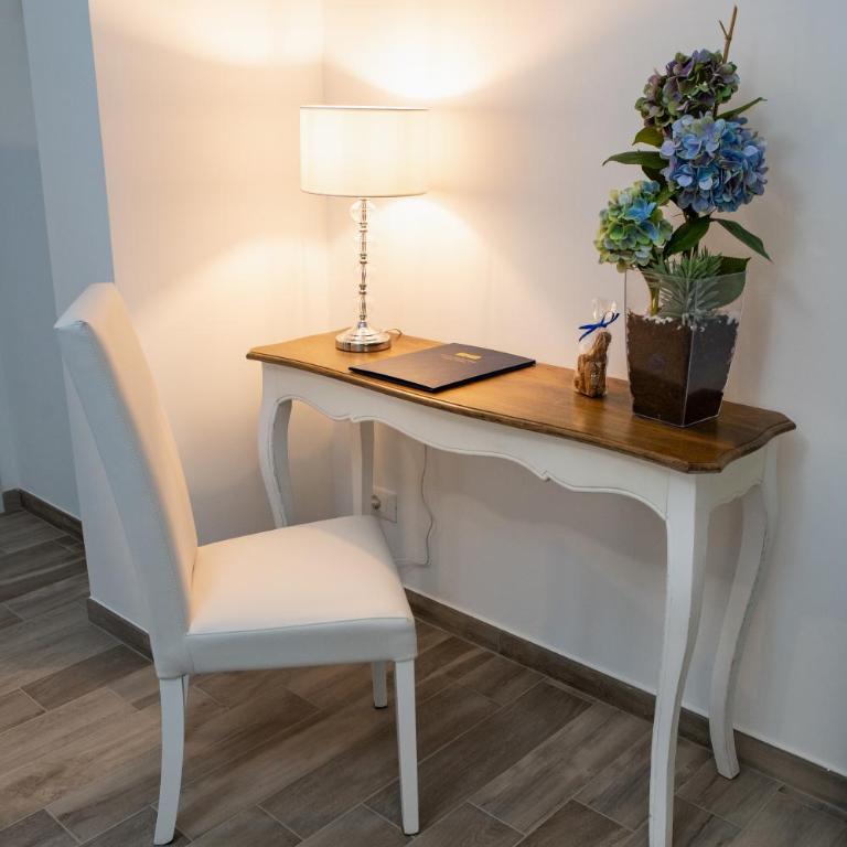 Porta Aragonese Luxury Rooms - Deluxe Double Room (2 Adults + 1 Child) - 8