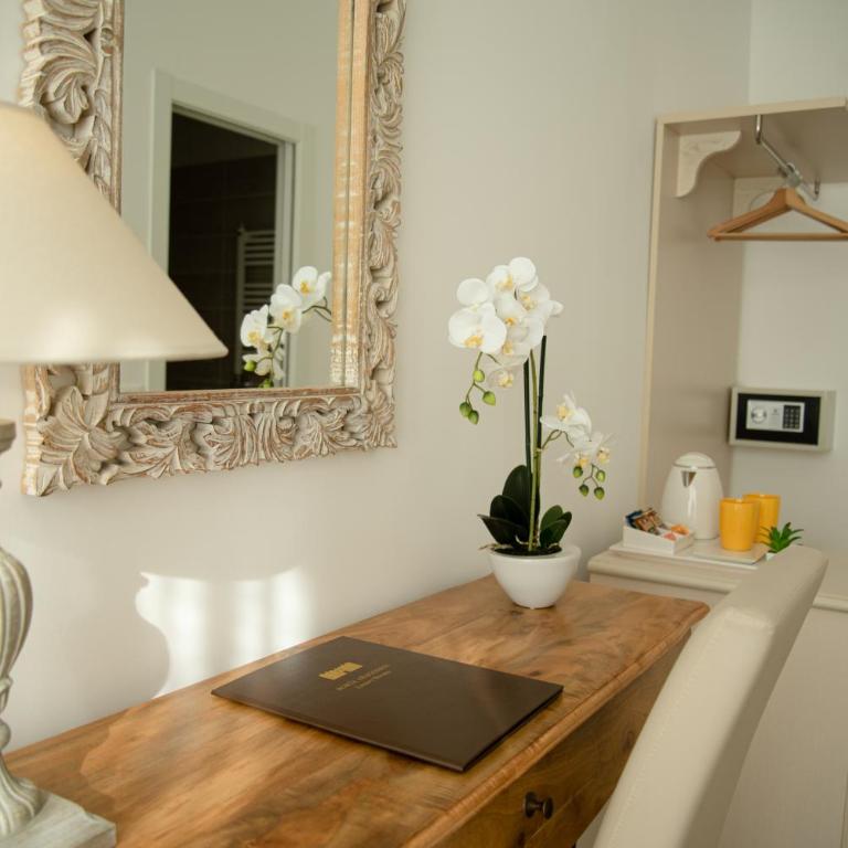Porta Aragonese Luxury Rooms - Deluxe Double Room with Balcony - 5