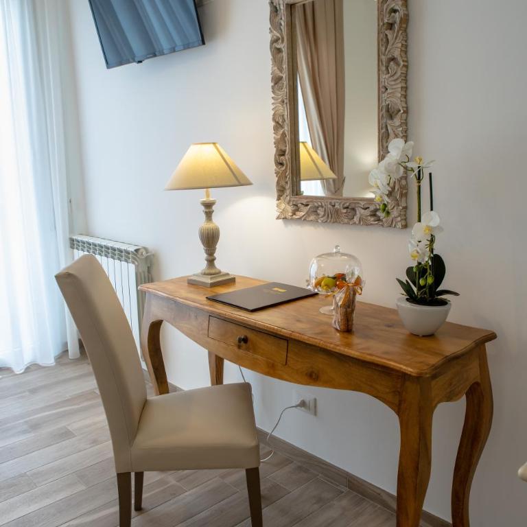 Porta Aragonese Luxury Rooms - Deluxe Double Room with Balcony - 8