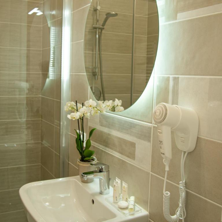Porta Aragonese Luxury Rooms - Deluxe Double Room (2 Adults + 1 Child) - 12