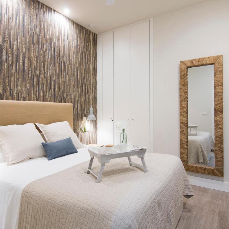Central Deluxe Apartments - One-Bedroom Apartment - 6