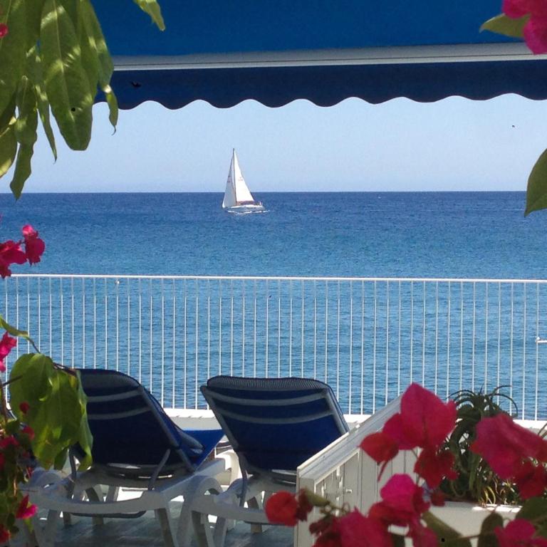 Luxury Sea Front Caleton 40 - Three-Bedroom Villa - 1